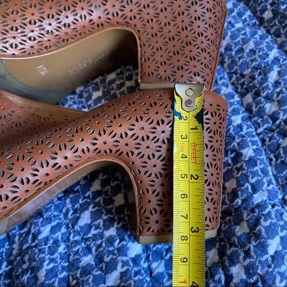 Gentle Souls by Kenneth Cole Post Laser-Cut Leather Mules Saddle - Picture 4 of 15